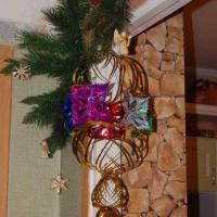 На кухню не пойдем - мы в этом году там не украшались...