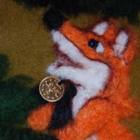 В лапках - денежка и глаз - "голубой"