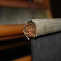 ...между двух дощечек