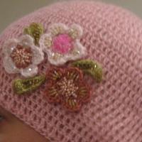 шапочка с аппликацией и вышивкой бисером