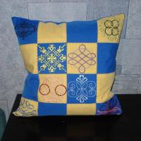 Подушка украшенная машинной вышивкой