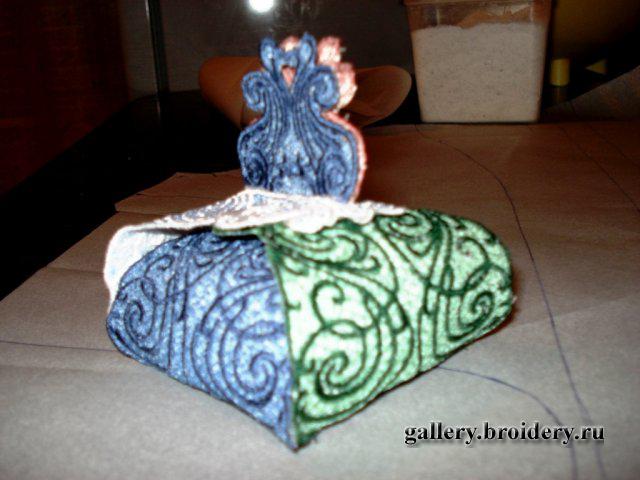 Что вышить в подарок. Коробочка с конфетами. Машинная вышивка
