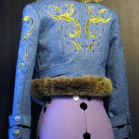 голубая куртка с машинной вышивкой