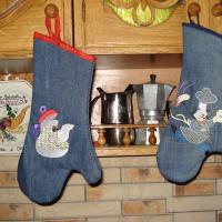 Рукавица-прихватка. Вышивка сделана на вышивальной машине