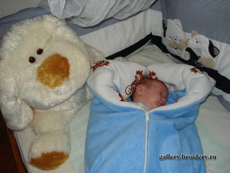 Одеяло-трансформер с машинной вышивкой по краю