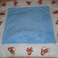 Одеяло-трансформер украшенное вышивкой по краю