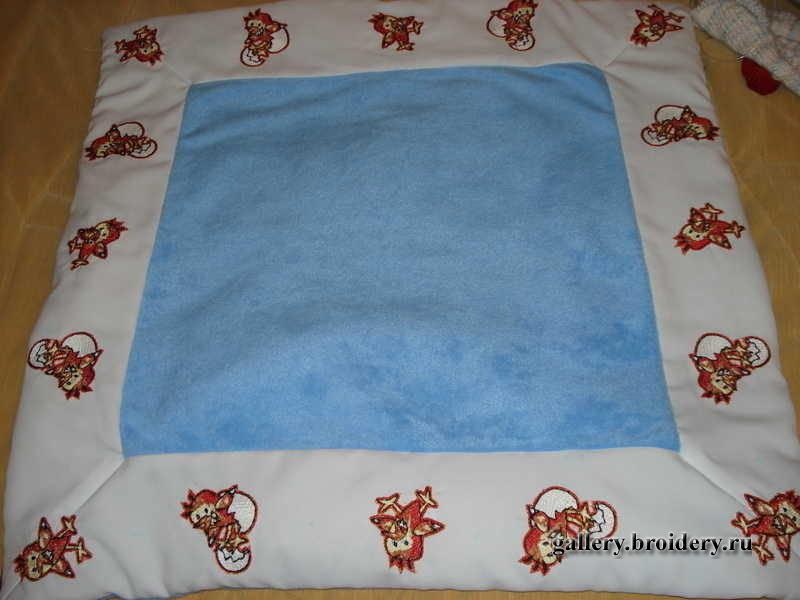 Одеяло-трансформер украшенное вышивкой по краю