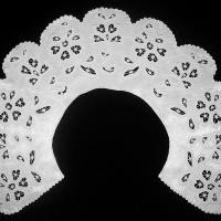 Воротник круглый из белого атласа