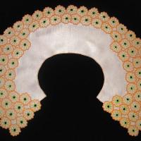 Воротник круглый из белого атласа "Оранжевые цветы"