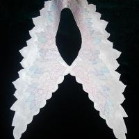 Воротник из белого атласа, вышитый цветными нитками