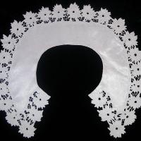 Воротник круглый из белого атласа