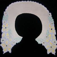 Воротник круглый из белого крепдешина с цветной вышивкой