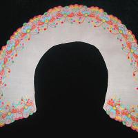 Воротник круглый из белого крепдешина, вышитый цветными нитками