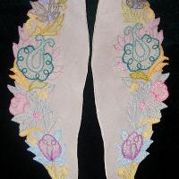 Воротник прямой из белого крепдешина, вышитый цветными нитками