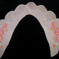 Воротник из белого крепдешина, вышитый цветными нитками