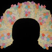 Воротник круглый из белого крепдешина, вышитый цветными нитками