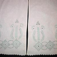 Занавеска белая со светло-зеленой вышивкой на 2-е окно