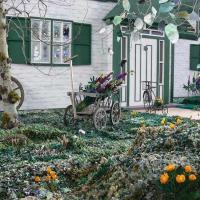 Маленький домик в деревне из квилта. 