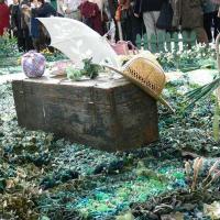 Трава у дома из кусочков материала. Квилт. Фестиваль в Токио. 