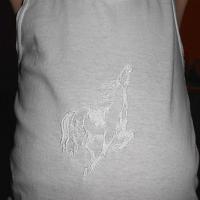 Готовая маечка. Конь. Машинная вышивка.