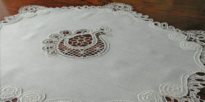 Нарядная кружевная салфетка