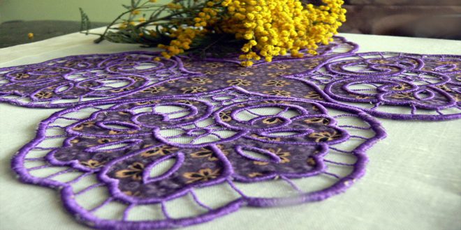 Вышитая салфетка в технике ришелье