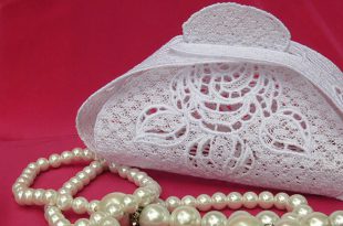 Шкатулки из кружева красивы и многофункциональны. В Италии, например, в них кладут пакетики конфет или арахиса и дарят гостям, приглашенным на свадьбу. Кружевную шкатулку можно использовать как упаковку для подарка, для хранения бижутерии, любовных писем и всяких безделиц. В этом мастер-классе показано как вышить детали шкатулки и соединить их в единое целое. Кружевные детали вышиваются на водорастворимом стабилизаторе, а потом сшиваются воедино вручную или на швейной машине.