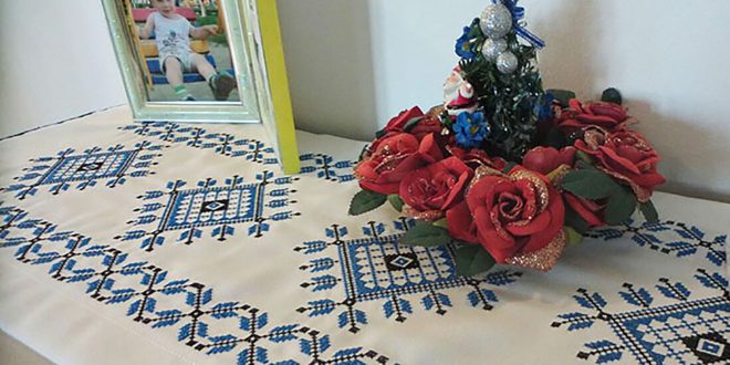 Стыковка дизайна: Машинная вышивка крестом на широком бордюре